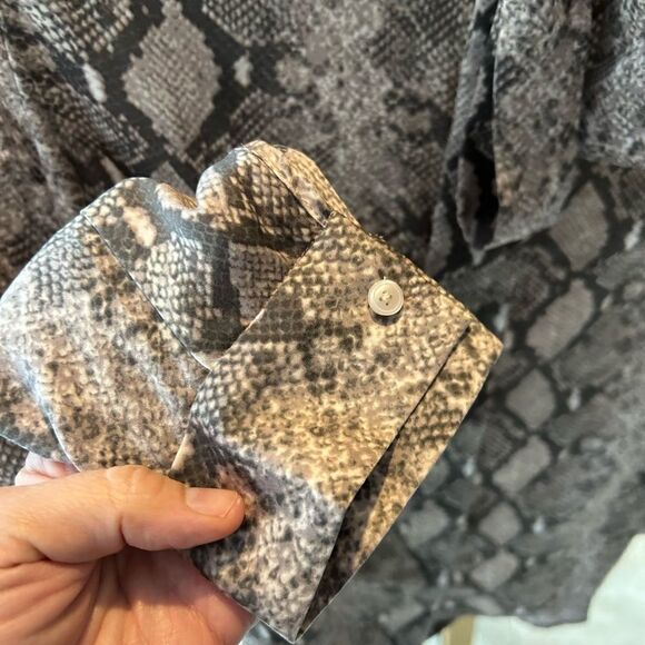 STELLA & DOT Women’s Brown Snake Print LADY BOSS Bow Front Long Sleeve Blouse M - Picture 5 of 7